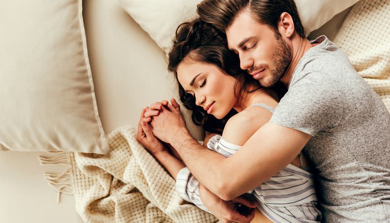 Posição que casal dorme revela detalhes do relacionamento; Confira
