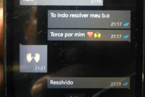 Jovem mata pai a facadas após pedir apoio da namorada: 'Torce por mim'