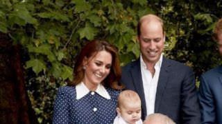 Kate e William divulgam fotos do príncipe Louis, que completa um ano nesta terça