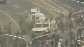 Guarda Nacional passa por cima de manifestantes em Caracas; Veja vídeo