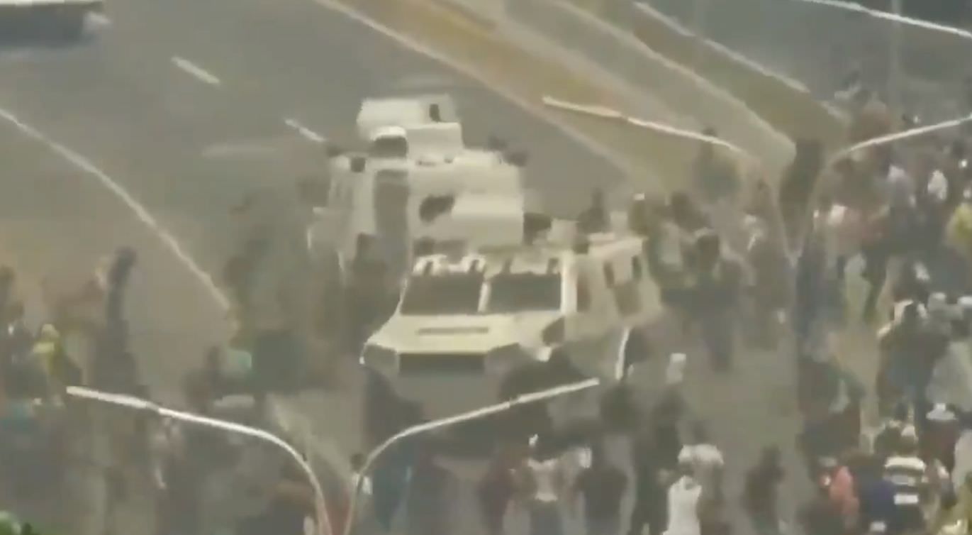Guarda Nacional passa por cima de manifestantes em Caracas; Veja vídeo