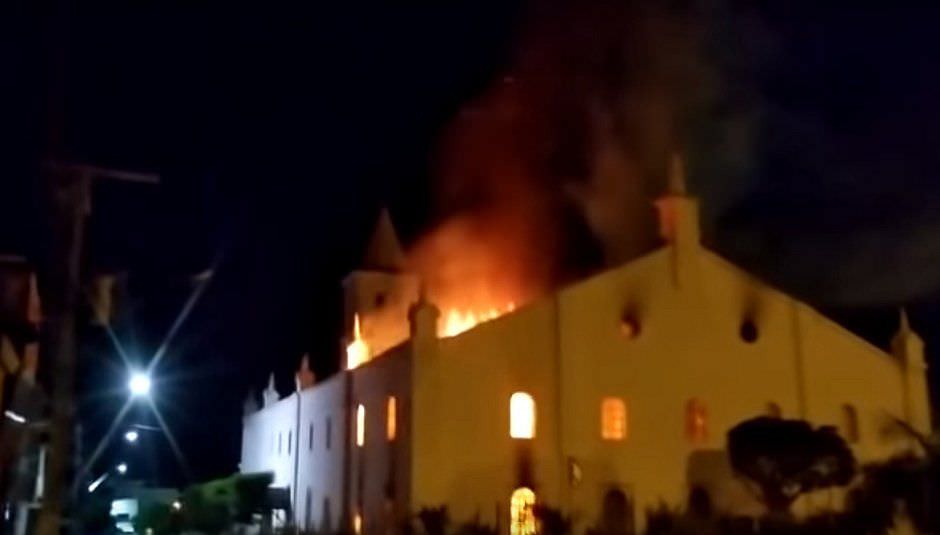 Incêndio destrói igreja construída em 1927 e imagem de Jesus Cristo fica intacta