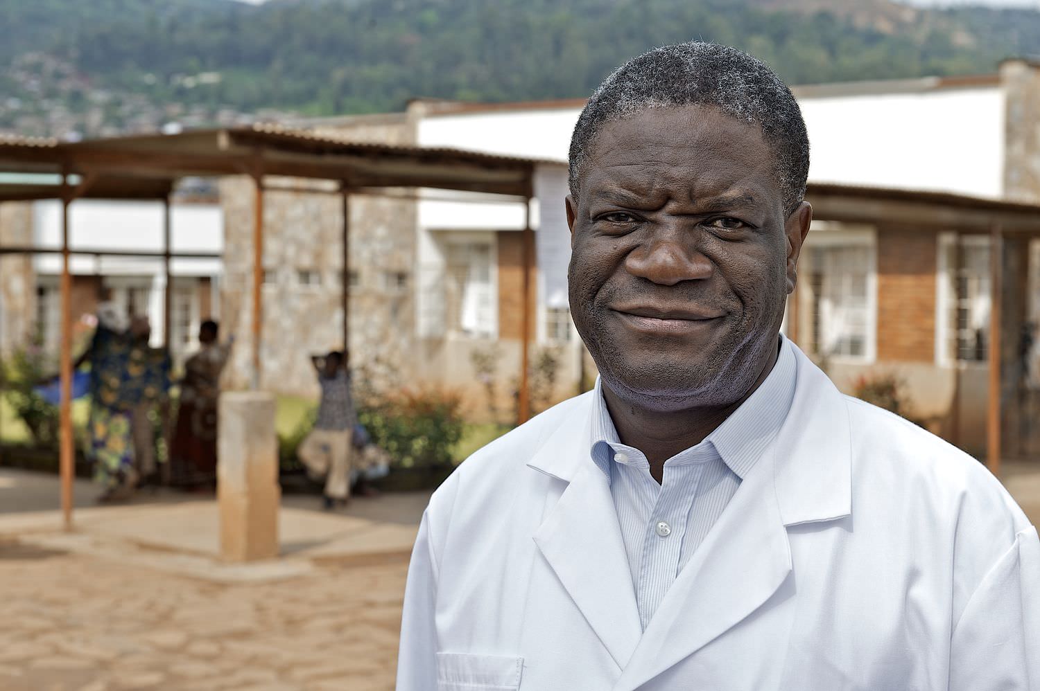 Médico congolês repara corpo e esperança de vítimas de estupro