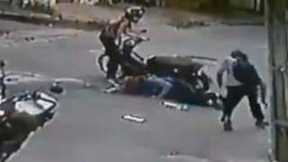 Homem vê acidente e assalta as vítimas que ficaram no chão; Veja vídeo