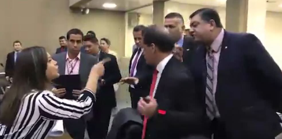 Joana Darc e Dermilson Chagas discutem em sessão plenária