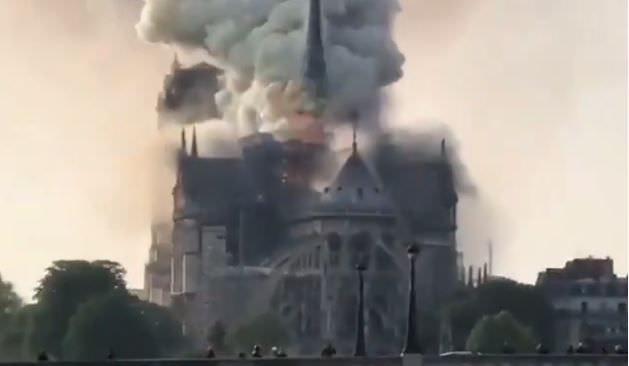 Incêndio de grandes proporções atinge Catedral de Notre Dame