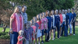 Casal com 16 filhos impressiona em esquema de organização da casa