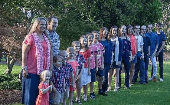 Casal com 16 filhos impressiona em esquema de organização da casa