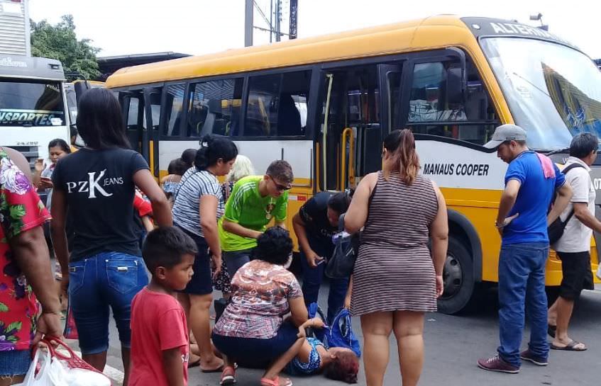 Colisão entre dois micro-ônibus deixa 4 feridos em Manaus