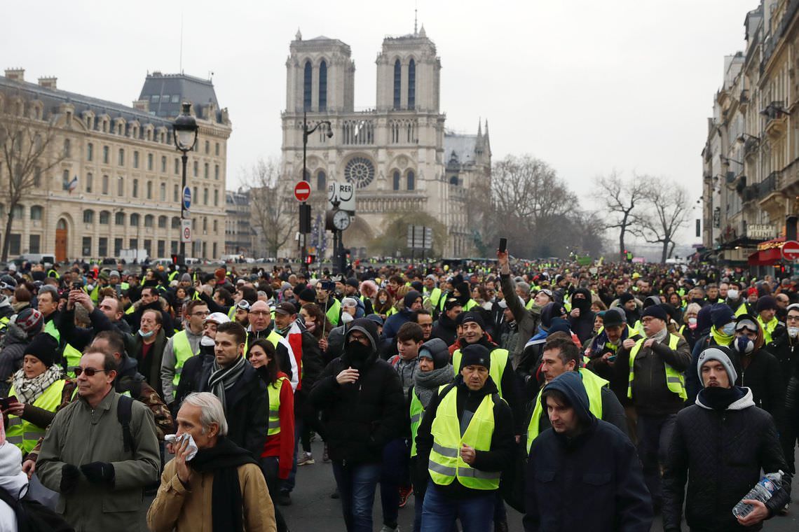 “Coletes amarelos” são proibidos de protestar na área da Notre-Dame