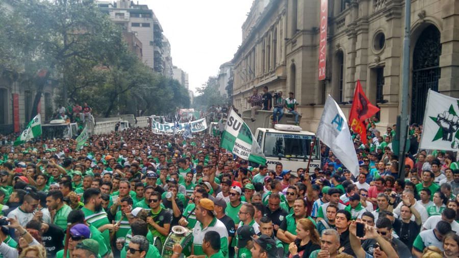 Crise leva 2,7 milhões à pobreza em seis meses na Argentina