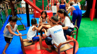Alunos indígenas conhecem Manaus e visitam parque temático