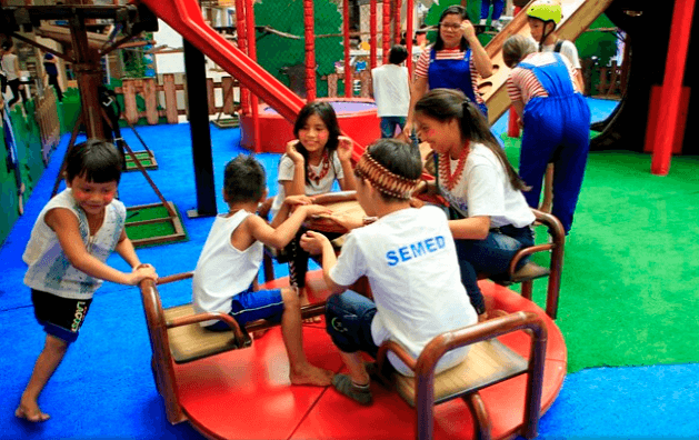 Alunos indígenas conhecem Manaus e visitam parque temático