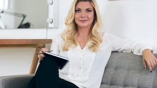 Empresária escreve livro e cria curso online que ensina mulheres a conseguir homem rico