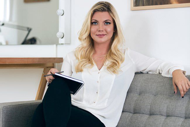 Empresária escreve livro e cria curso online que ensina mulheres a conseguir homem rico