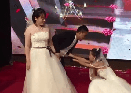 Ex invade casamento vestida de noiva e pede para voltar; veja vídeo