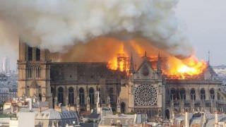 Vídeos mostram Catedral de Notre Dame sendo consumida pelas chamas