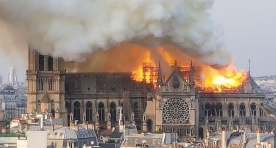 Vídeos mostram Catedral de Notre Dame sendo consumida pelas chamas