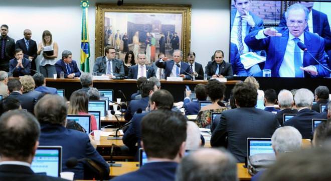 Paulo Guedes é chamado de "tigrão" e "tchutchuca" no Congresso