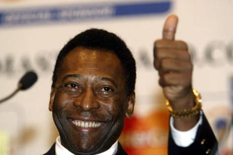 Pelé desembarca no Brasil e agradece apoio durante internação em Paris