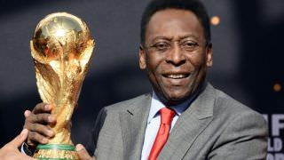 Internado, Pelé é homenageado com condecoração da Conmebol