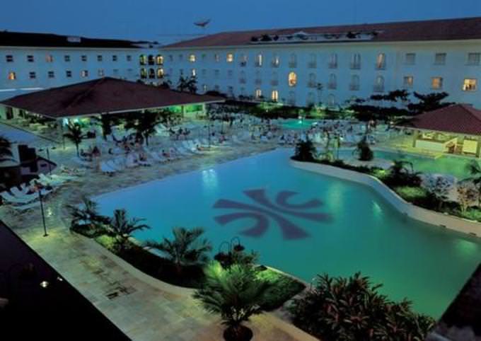 Afundado em dívidas, Tropical Hotel negocia mais de R$ 1 milhão em acordos