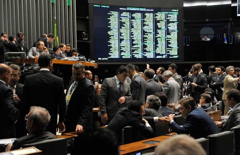 Propostas de Jair Bolsonaro emperram na Câmara