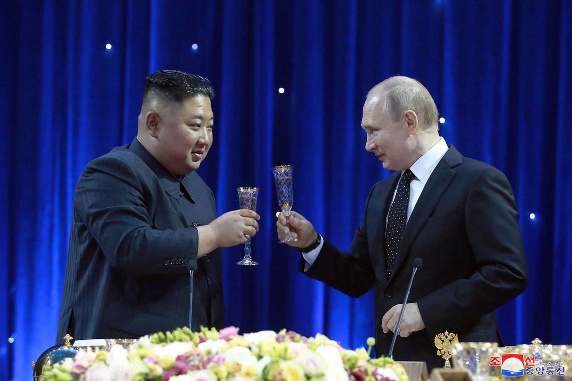 Kim e Putin selam aproximação e buscam fortalecer laços