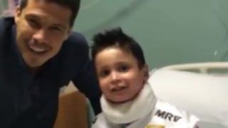 Hernanes dá camisa usada na final para menino portador de doença rara