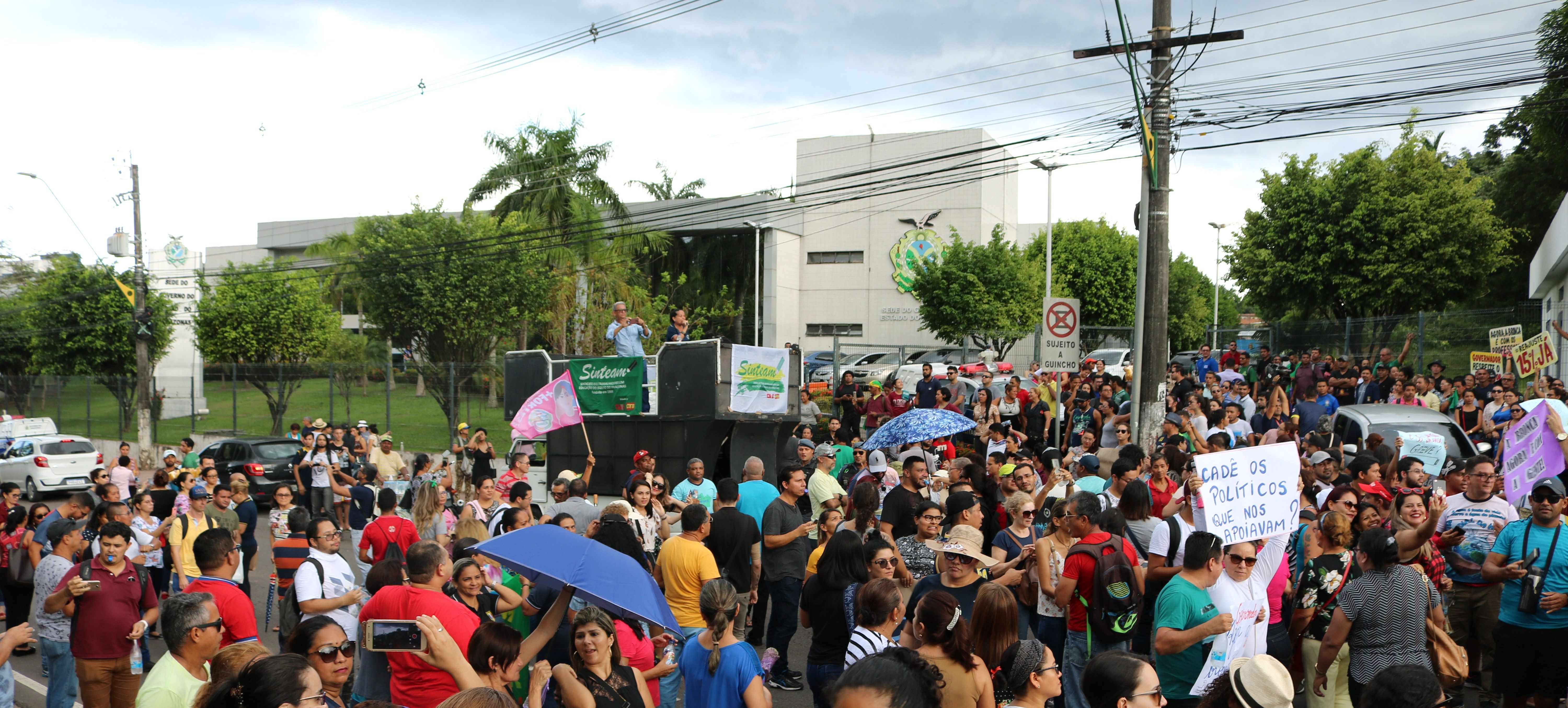 Professores do Amazonas recebem apoio nacional para greve