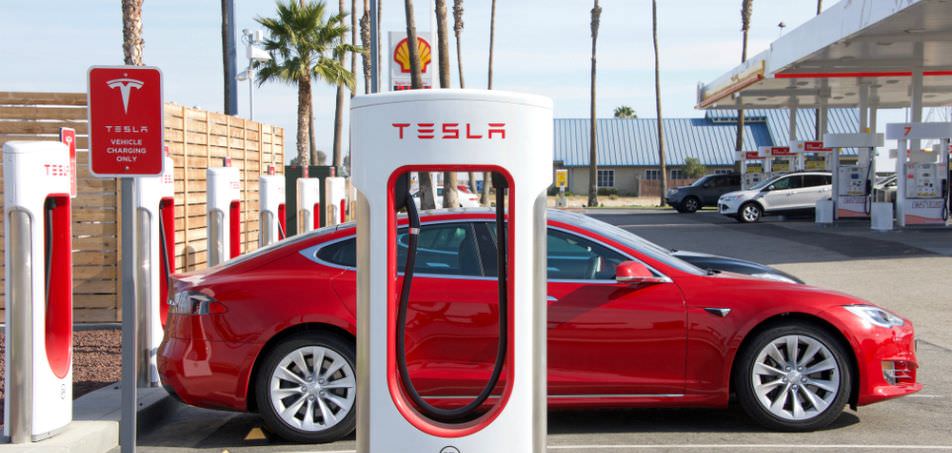 Ações da Tesla despencam após queda na entrega de veículos