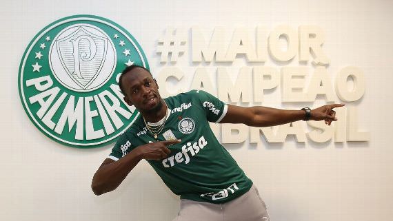Usain Bolt visita o CT do Palmeiras, ganha camisa e tieta Felipão