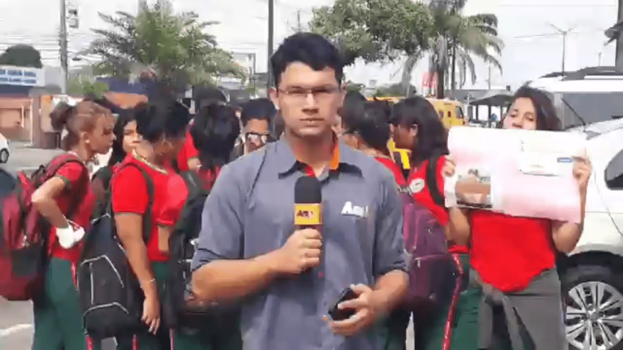 Estudantes protestam contra professor que aliciou aluna em Manaus