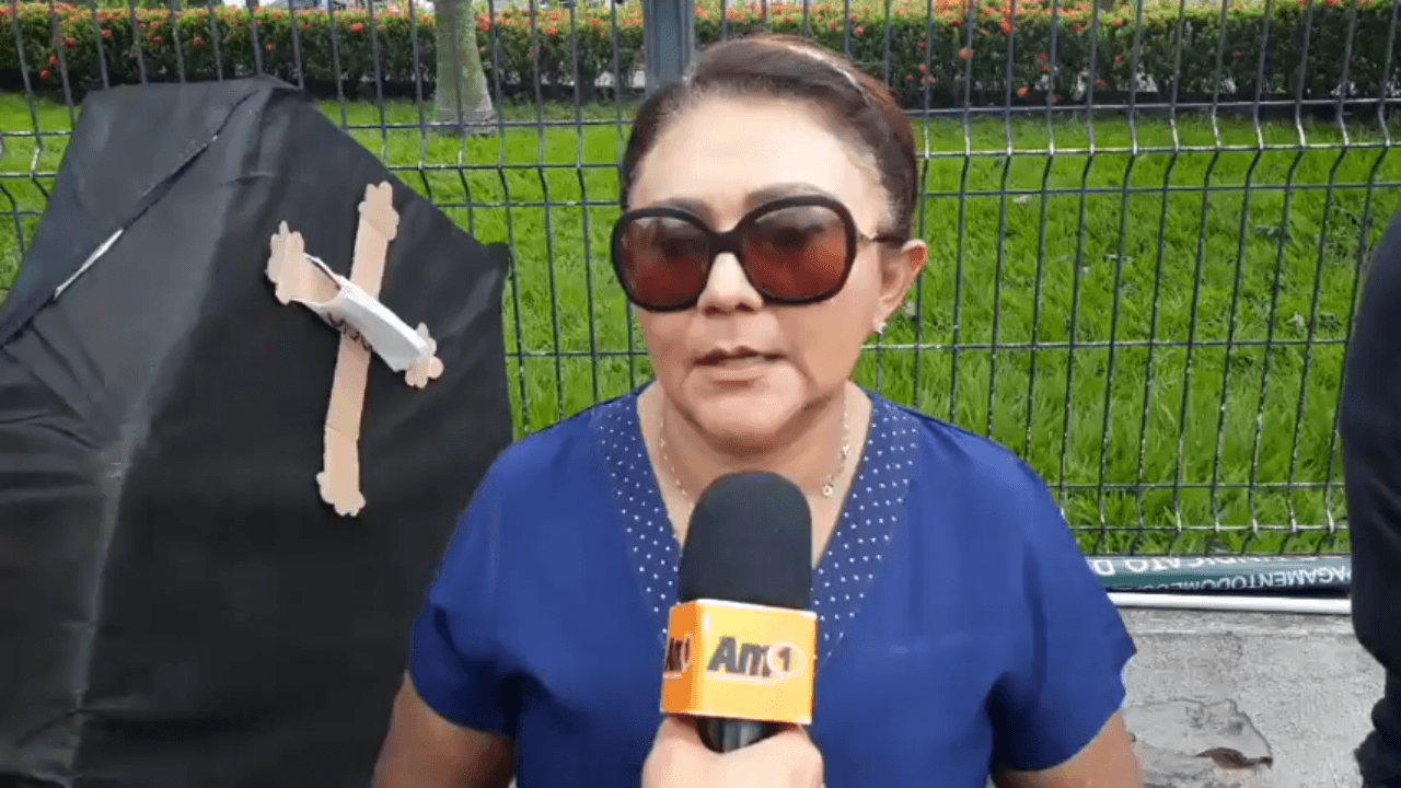 Professores e terceirizados da saúde fazem manifestação em frente à sede do governo