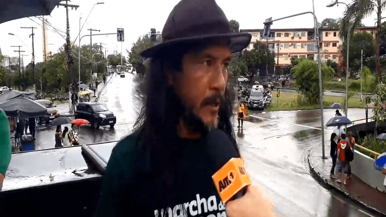 Mesmo com chuva, professores voltam a protestar na sede do Governo