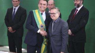 Permanência de Vélez no MEC será definida nesta segunda, diz Bolsonaro