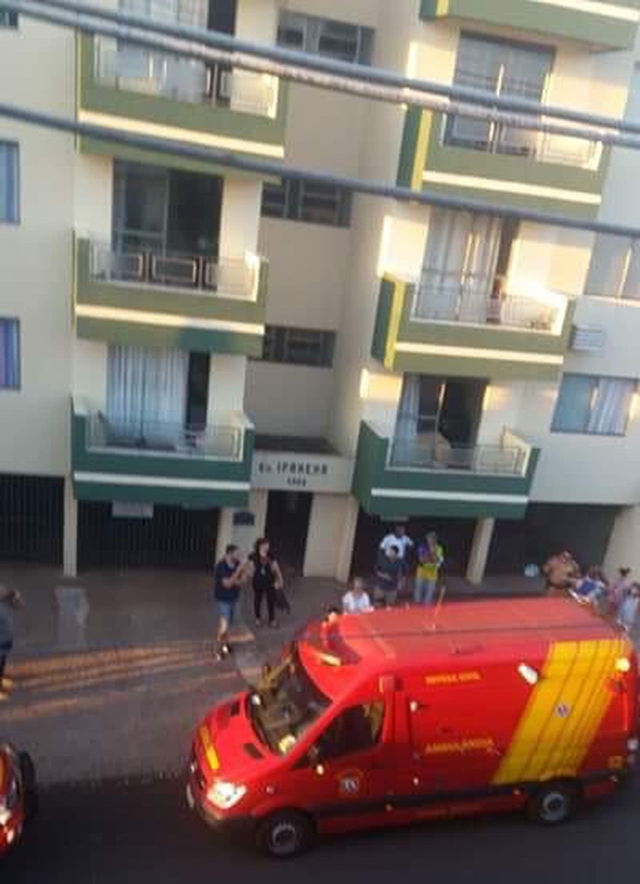 Bebê cai de 4º andar de prédio e é socorrido apenas com ferimentos leves