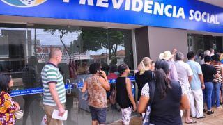 O presidente Luiz Inácio Lula da Silva assinou nesta quinta-feira (5) um decreto que antecipa o pagamento do décimo terceiro dos beneficiários da Previdência Social