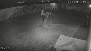 Jovem invade creche e é flagrado brincando em parquinho
