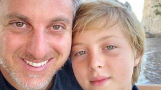 Luciano Huck mostra filho de 11 anos tocando Queen no teclado; veja vídeo