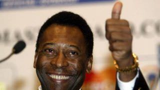 Pelé desembarca no Brasil e agradece apoio durante internação em Paris