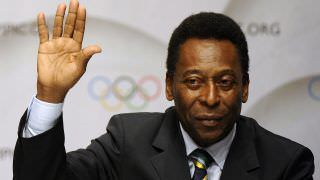 Pelé seguirá em observação por mais uma noite na França
