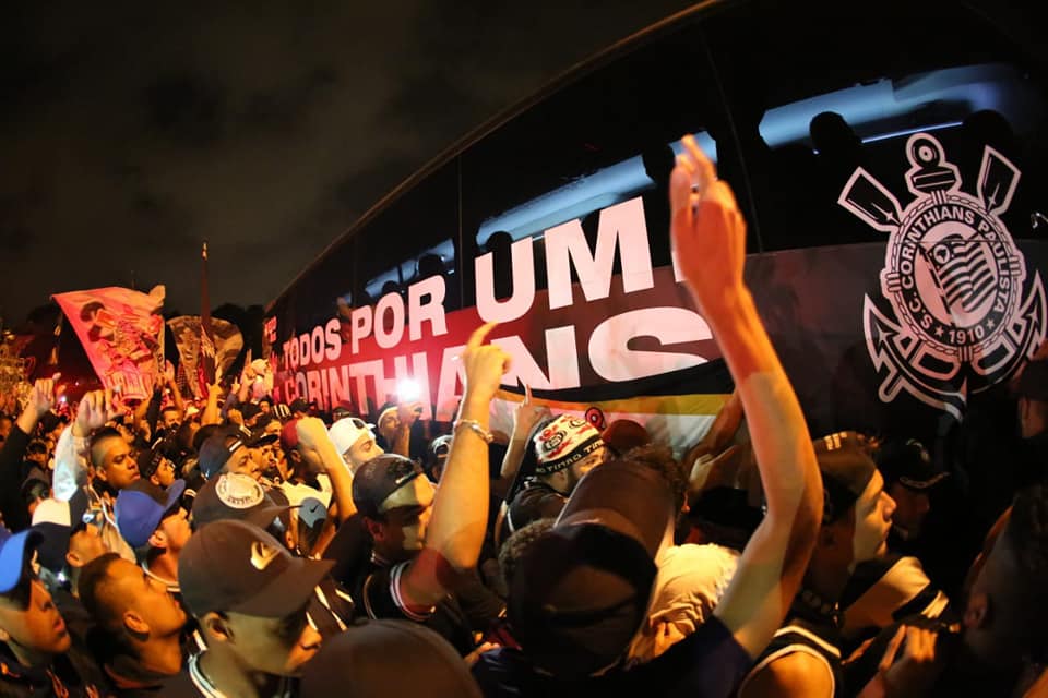 Corinthians ameaça não jogar final se ônibus do time for apedrejado