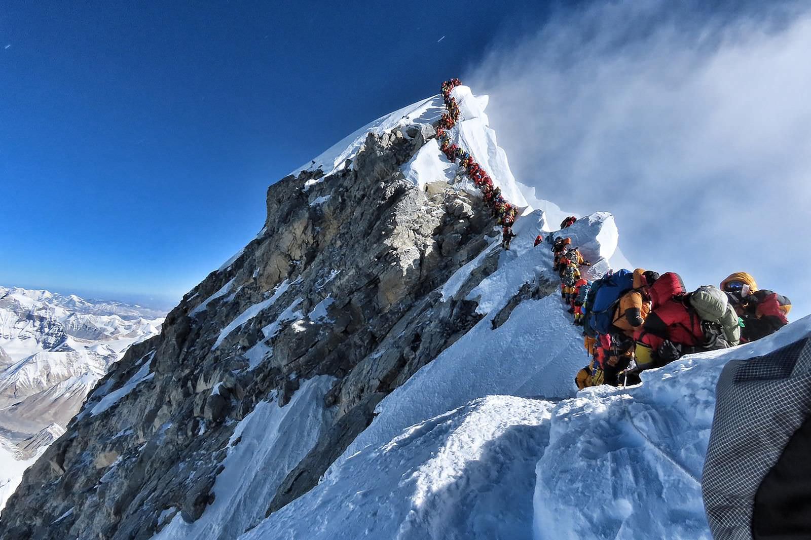 Sobe para dez número de alpinistas mortos no monte Everest