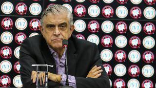Presidente do Athletico-PR manda repórter se calar em coletiva 'humilhada'