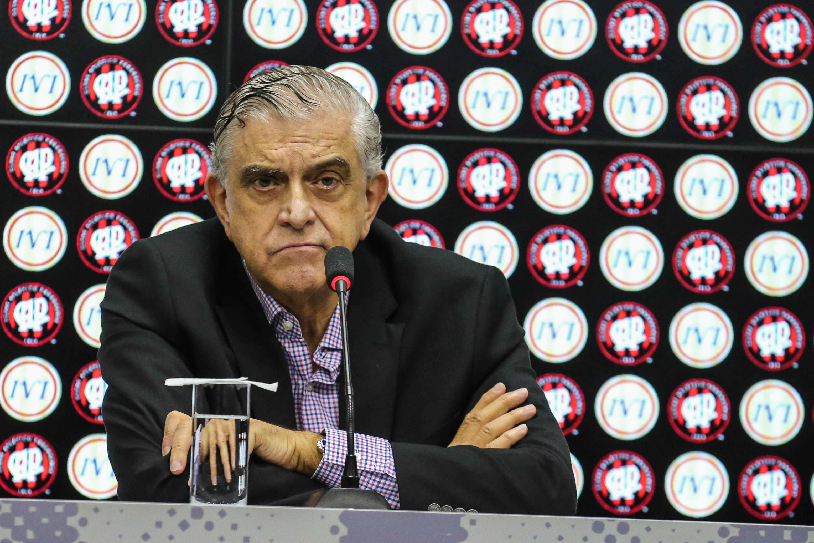 Presidente do Athletico-PR manda repórter se calar em coletiva ‘humilhada’