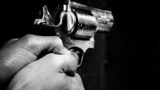 Jogando bola, homem é alvejado com 4 tiros em quadra de Manaus