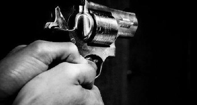Jogando bola, homem é alvejado com 4 tiros em quadra de Manaus