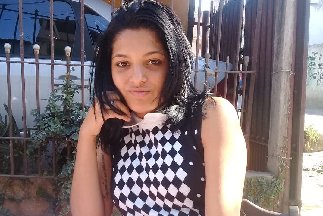 Mãe e padrasto são presos suspeitos de matar jovem de 19 anos