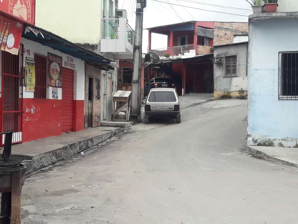 Homem é assassinado à queima-roupa por dupla em beco de Manaus